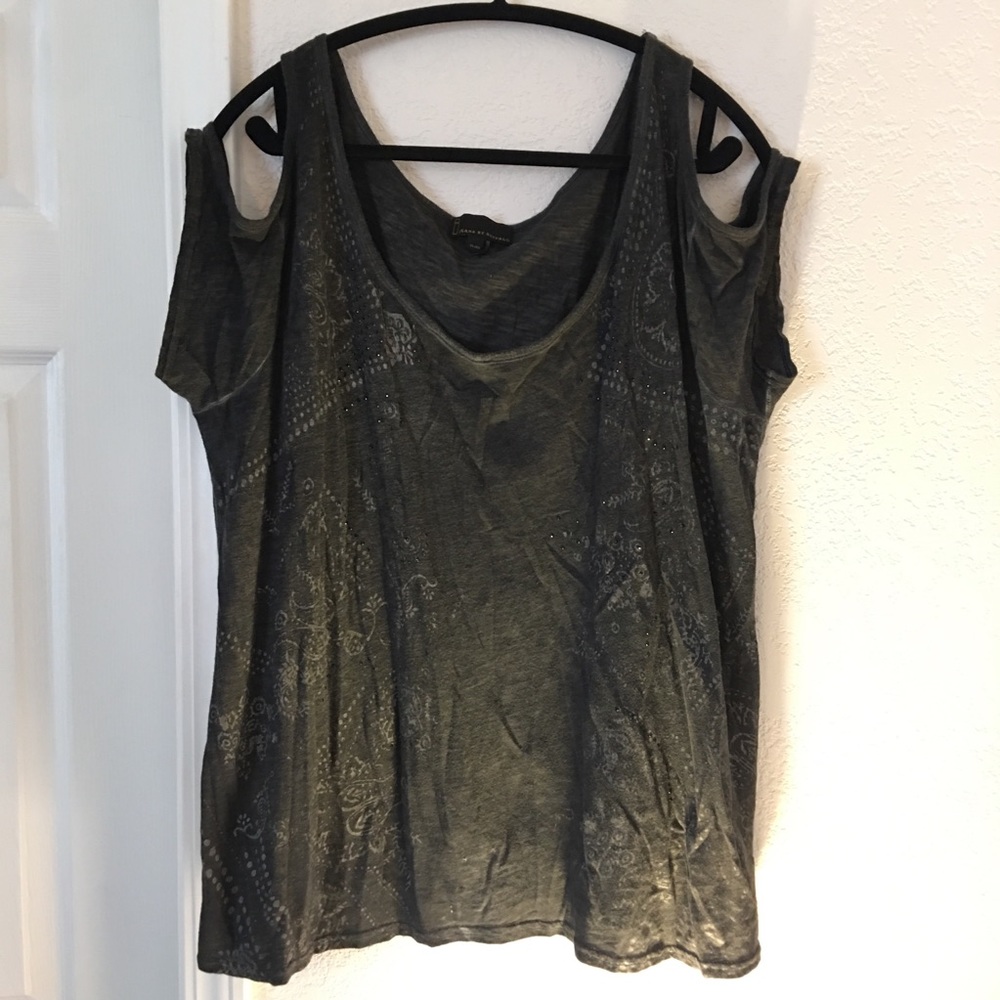 Cold shoulder tee